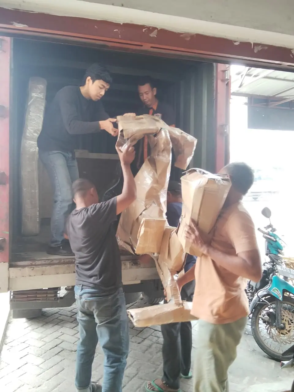 Layanan pindahan kantor korporasi, meja partisi, berkas arsip dan komputer server Diallogistik